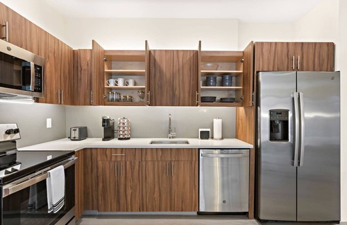 Newark Apartment | Elegant ! 2BR Free Parking ! 30 min to NYC !