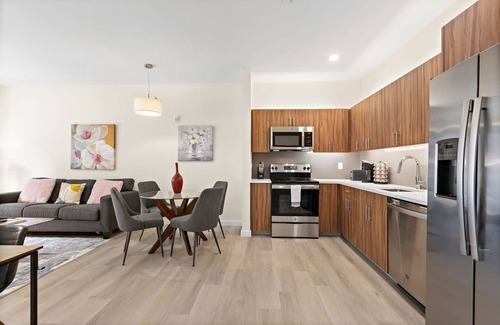 Newark Apartment | Elegant ! 2BR Free Parking ! 30 min to NYC !
