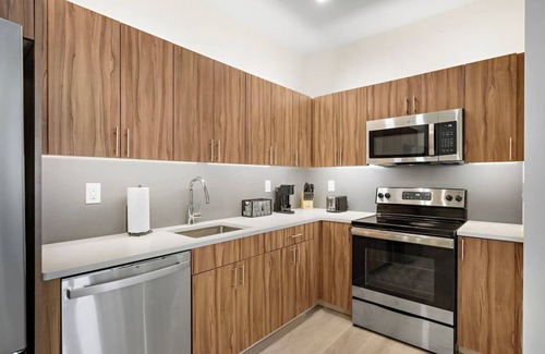 Newark Apartment | Elegant ! 2BR Free Parking ! 30 min to NYC !