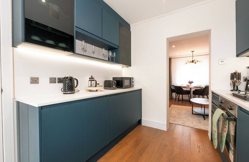 Greenwich Apartment | Elegant 2BR Home | C. London Links | Own Entrance