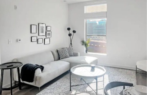 McLean Apartment | Elegant 2BR inTysons: Black & White + Amenities - Gym/Pool/Mall