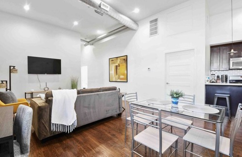 Downtown Newark Hotel | ★Elegant 2BR King Bed | Loft apt | 30 min to NYC★