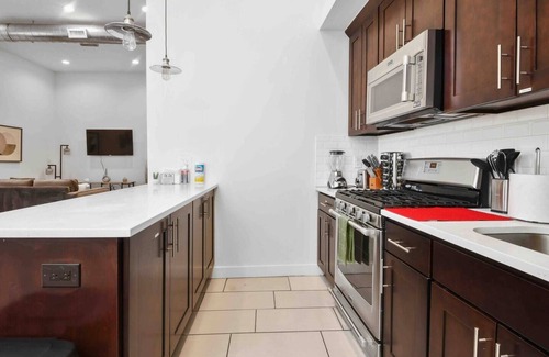 Downtown Newark Hotel | ★Elegant 2BR King Bed | Loft apt | 30 min to NYC★