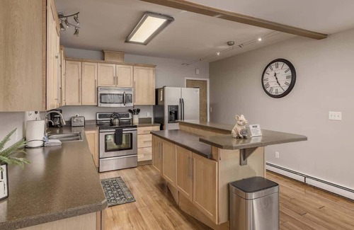 Downtown Anchorage Apartment | Elegant 2BR Retreat | Prime Downtown Location