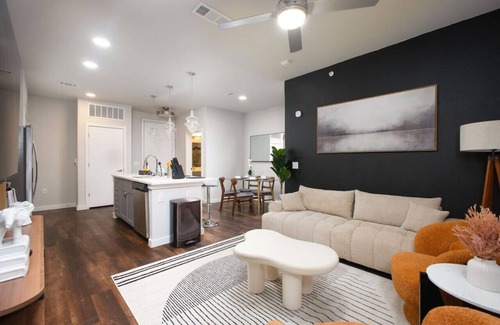 Southtown Apartment | Elegant 2BR w/Gym, Parking Near Rvrwalk & Dome