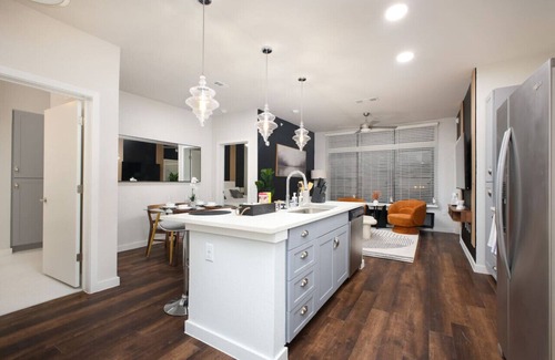 Southtown Apartment | Elegant 2BR w/Gym, Parking Near Rvrwalk & Dome