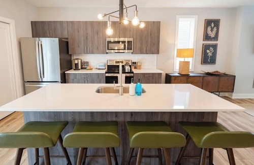 Lynchburg House | Elegant 3 BDR Escape | KING Bed + TV in Every Room