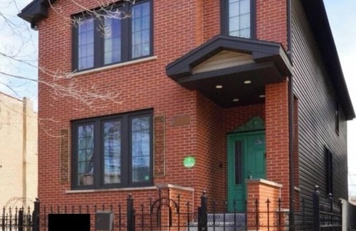 Irving Park House | Elegant 3-Bed, 3-Bath Home in Chicago <25-minutes to O’Hare & Downtown + Parking