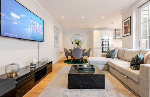 City of Westminster Apartment | Elegant 3 Bed Apartment near Oxford Street with AC