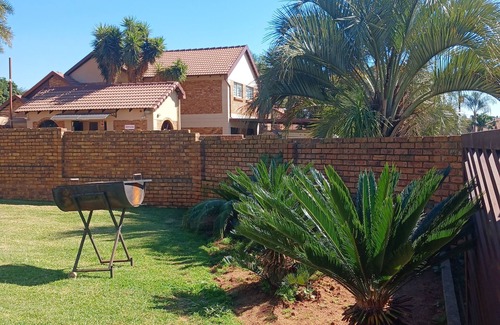 Kempton Park House | Elegant 3-Bedroom Retreat Near OR Tambo Airport with WiFi and secure parking