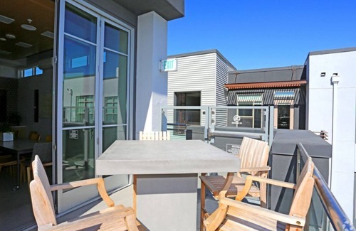 Menlo Park Condo | Elegant 3BR Condo with Outdoor Pool and Fire Pit at Elan Menlo
