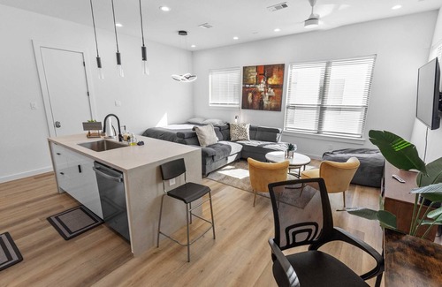 OST - South Union House | Elegant 3BR Crib Sleeps 12 Garage Gym Access