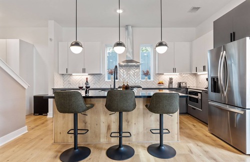 Greater East End House | Elegant 3BR Stay 2.5 Baths Soothing Hot Tub