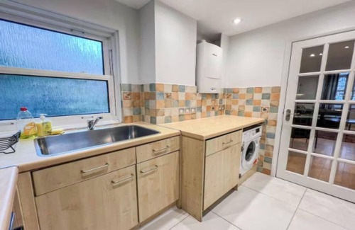 Little Venice Apartment | Elegant 4-Bedroom Home near Little Venice Central London Getaway with Parking