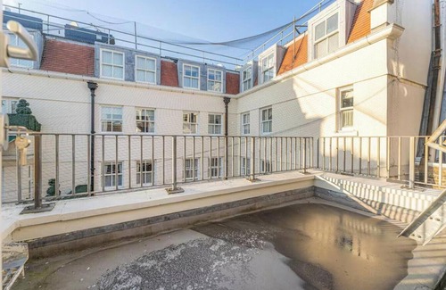 Royal Borough of Kensington and Chelsea Apartment | Elegant 4-Bedroom Penthouse in Prime Kensington Location