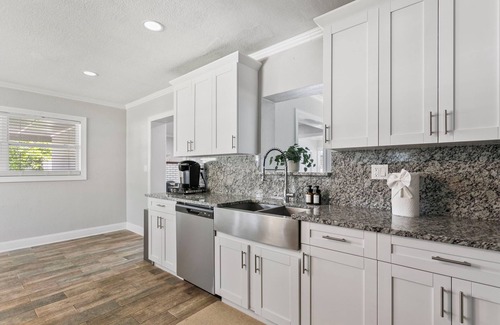 Tampa House | Elegant 4BR Family Retreat with Heated Pool This beautifully appointed home offers 4 spacious bedrooms, 2 modern bathrooms, AC, private pool and sleeps up to 10 guests in total comfort.