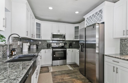 Tampa House | Elegant 4BR Family Retreat with Heated Pool This beautifully appointed home offers 4 spacious bedrooms, 2 modern bathrooms, AC, private pool and sleeps up to 10 guests in total comfort.