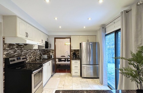 Bayview Glen House | Elegant 4BR Home with 2 Parking & Private Entrance