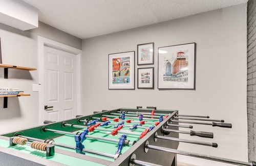 Des Moines Apartment | Elegant 4BR Split Foyer - Luxe Living
