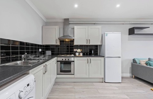 Holbrooks Apartment | Elegant 5-Bedroom Home near CBS Arena