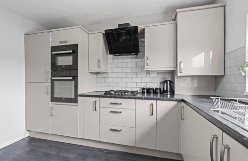 Holbrooks Apartment | Elegant 5-Bedroom Home near CBS Arena