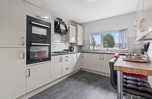 Holbrooks Apartment | Elegant 5-Bedroom Home near CBS Arena