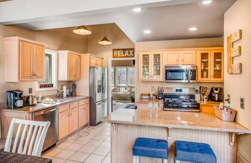 Lake Harmony House | Elegant 5-bedroom house in Beautiful Lake Harmony with view of the Slopes