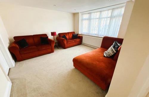 Chigwell House | Elegant 5BDR Executive Home Chigwell