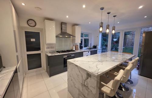 Chigwell House | Elegant 5BDR Executive Home Chigwell