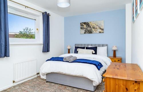 Duddingston House | Elegant 5Bed Home with Free Parking at City Centre, Sleeps 10