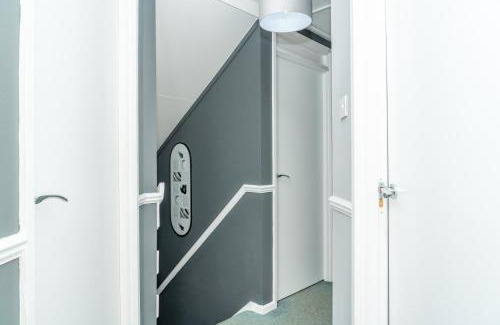 Duddingston House | Elegant 5Bed Home with Free Parking at City Centre, Sleeps 10
