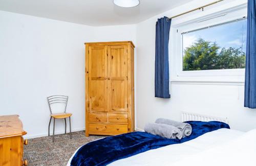 Duddingston House | Elegant 5Bed Home with Free Parking at City Centre, Sleeps 10