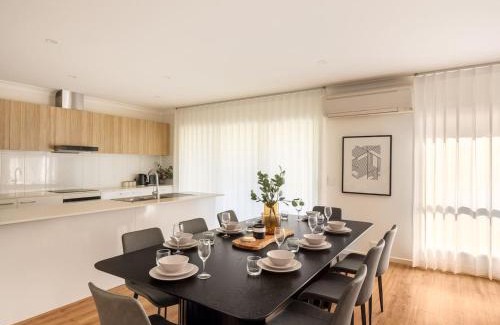 Rochedale House | Elegant 5BR Family Home Modern Comfort in Rochedale