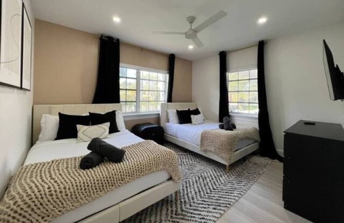 Parkside House | Elegant 7B Pool 15 min walk beach