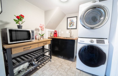 Cole House | Elegant and Bright 4BR Home near DTWN and RiNo