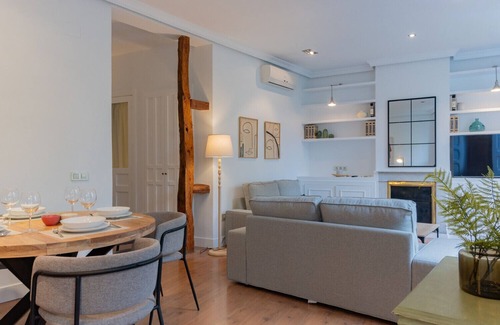Trafalgar Apartment | Elegant and bright apartment in the heart of Chamberí: With balconies and spacious areas"