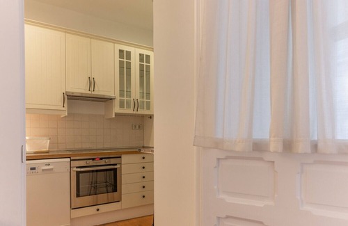 Trafalgar Apartment | Elegant and bright apartment in the heart of Chamberí: With balconies and spacious areas"