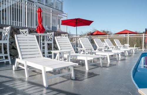 Hampton Hotel | Elegant and comfortable queen room at the beach!