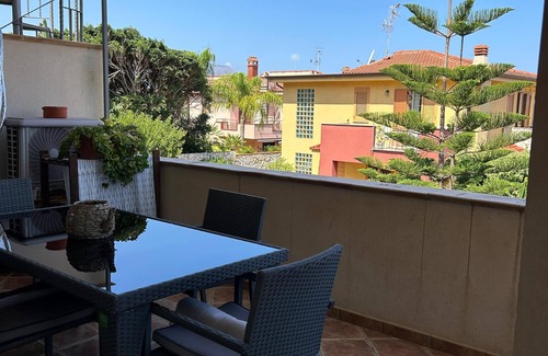 Isola delle Femmine Villa | Elegant apartment in a villa just steps from the beach