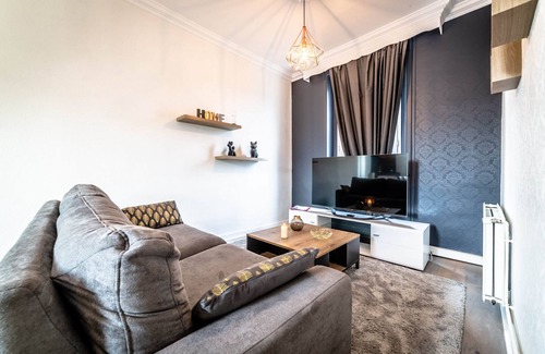 Brive-la-Gaillarde Apartment | Elegant Apartment Parking King Size Bed