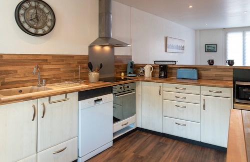 Brive-la-Gaillarde Apartment | Elegant Apartment Large Terrace Parking