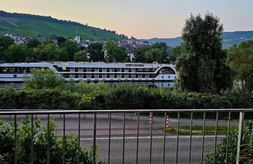 Kues Apartment | Elegant Apartment with Direct River View, Balcony and Parking in Bernkastel-Kues