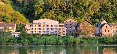 Kues Apartment | Elegant Apartment with Direct River View, Balcony and Parking in Bernkastel-Kues