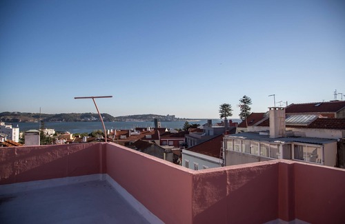 Alges Apartment | Elegant apartment in attractive riverside district of Lisbon