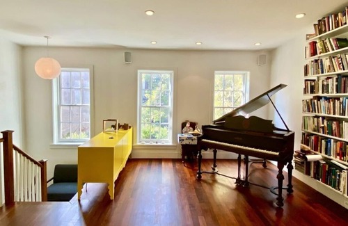 Boerum Hill Apartment | Elegant apartment on Brooklyn's bustling Smith Street.