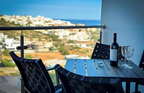 Patio Condo | Elegant apartment overlooking the sea with infinity pool, beach 5 minutes away.