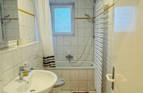 Bielefeld Apartment | Elegant apartment with dream kitchen, Smart TV with Netflix for free