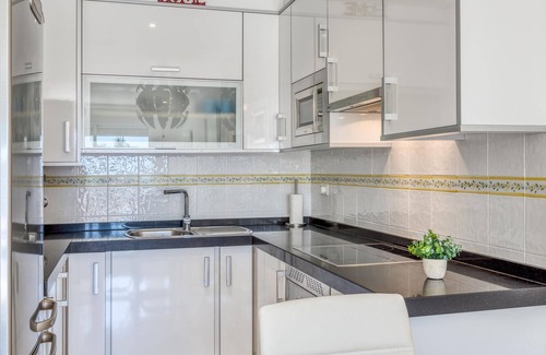 Estepona Apartment | Elegant apartment with terrace near Estepona marina