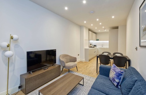 Burnt Oak Apartment | Elegant Apartment with Private Terrace