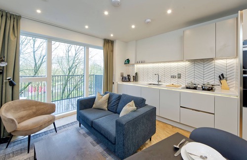 Burnt Oak Apartment | Elegant Apartment with Private Terrace